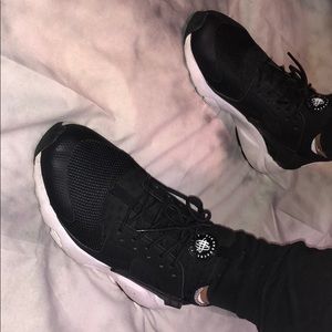 NIKE HURACHE BLACK & WHITE - kids size 7/wmns 8.5